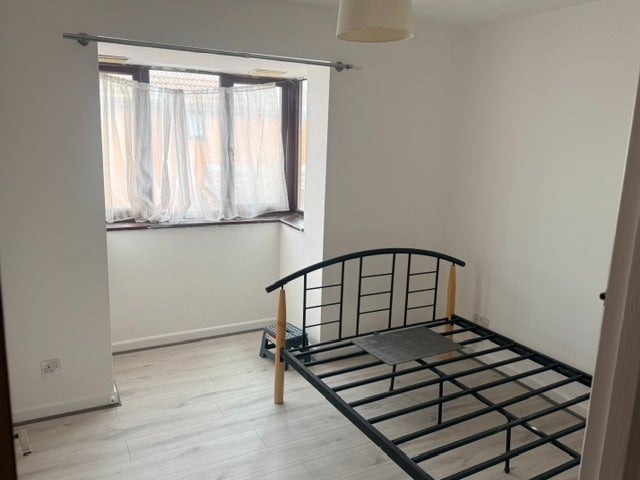 Flat Oatlands Drive in Slough
