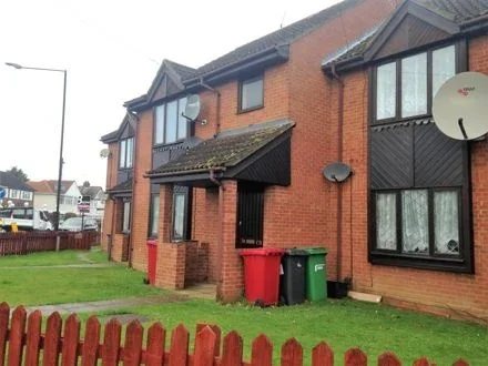 Flat Oatlands Drive in Slough