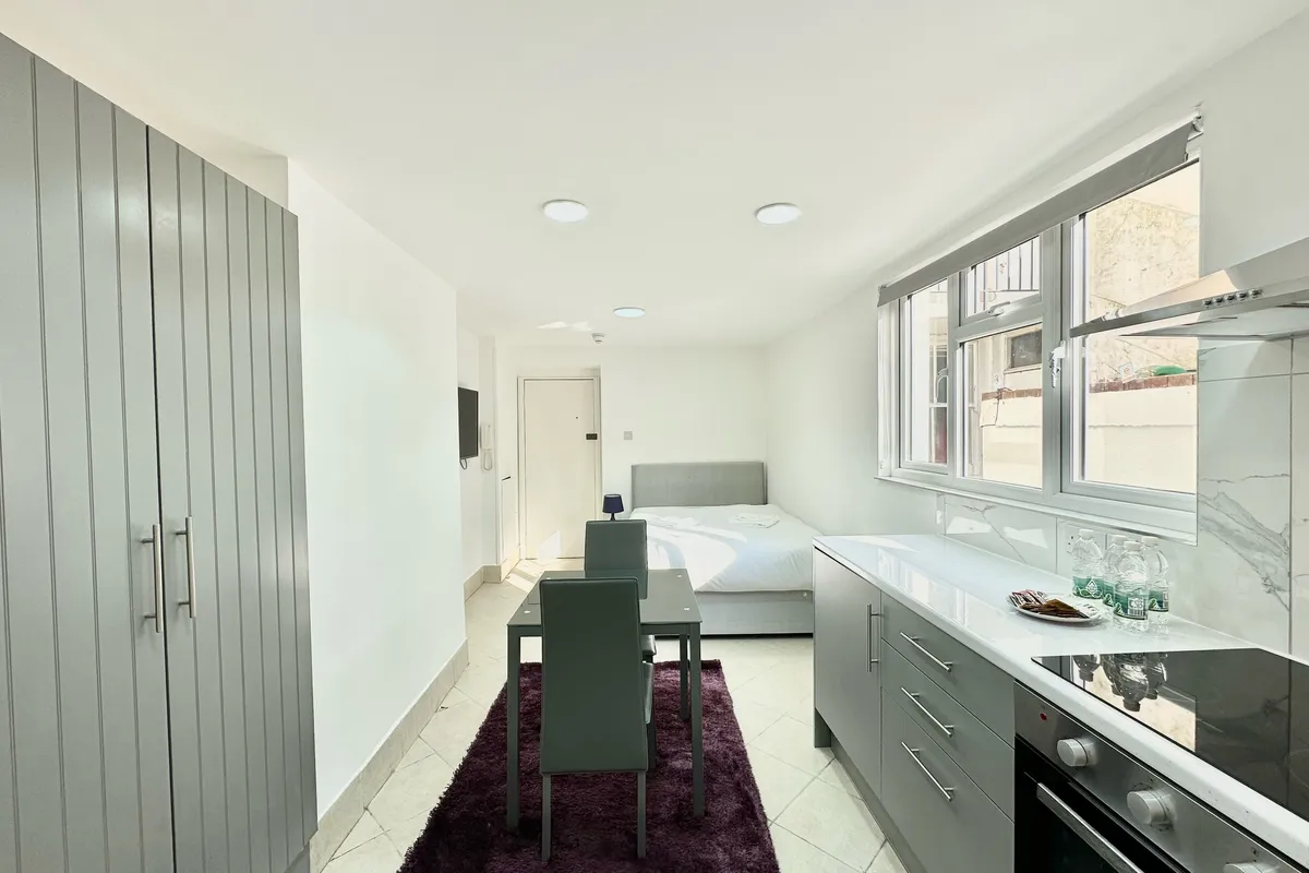 Flat Penywern Road in Greater London