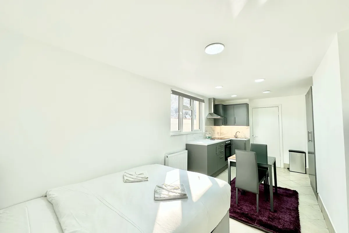 Flat Penywern Road in Greater London