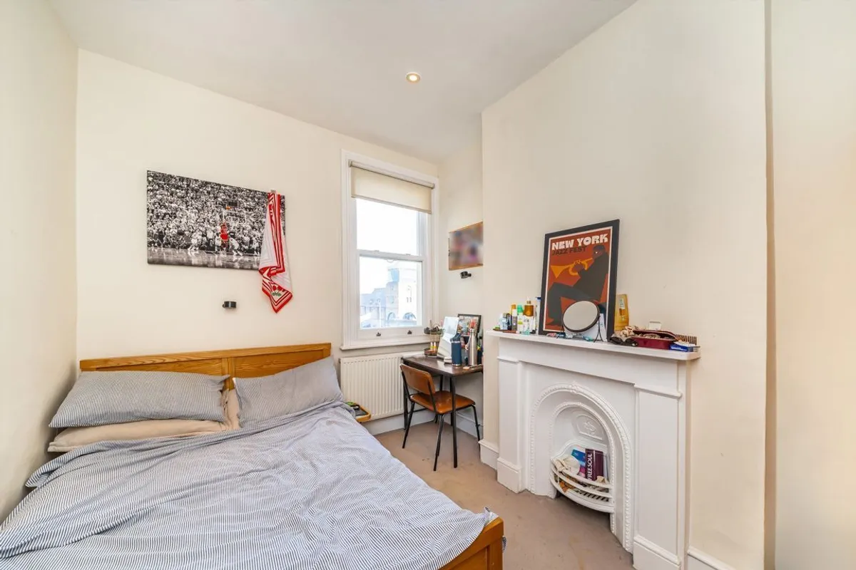 Flat Mossbury Road in Greater London