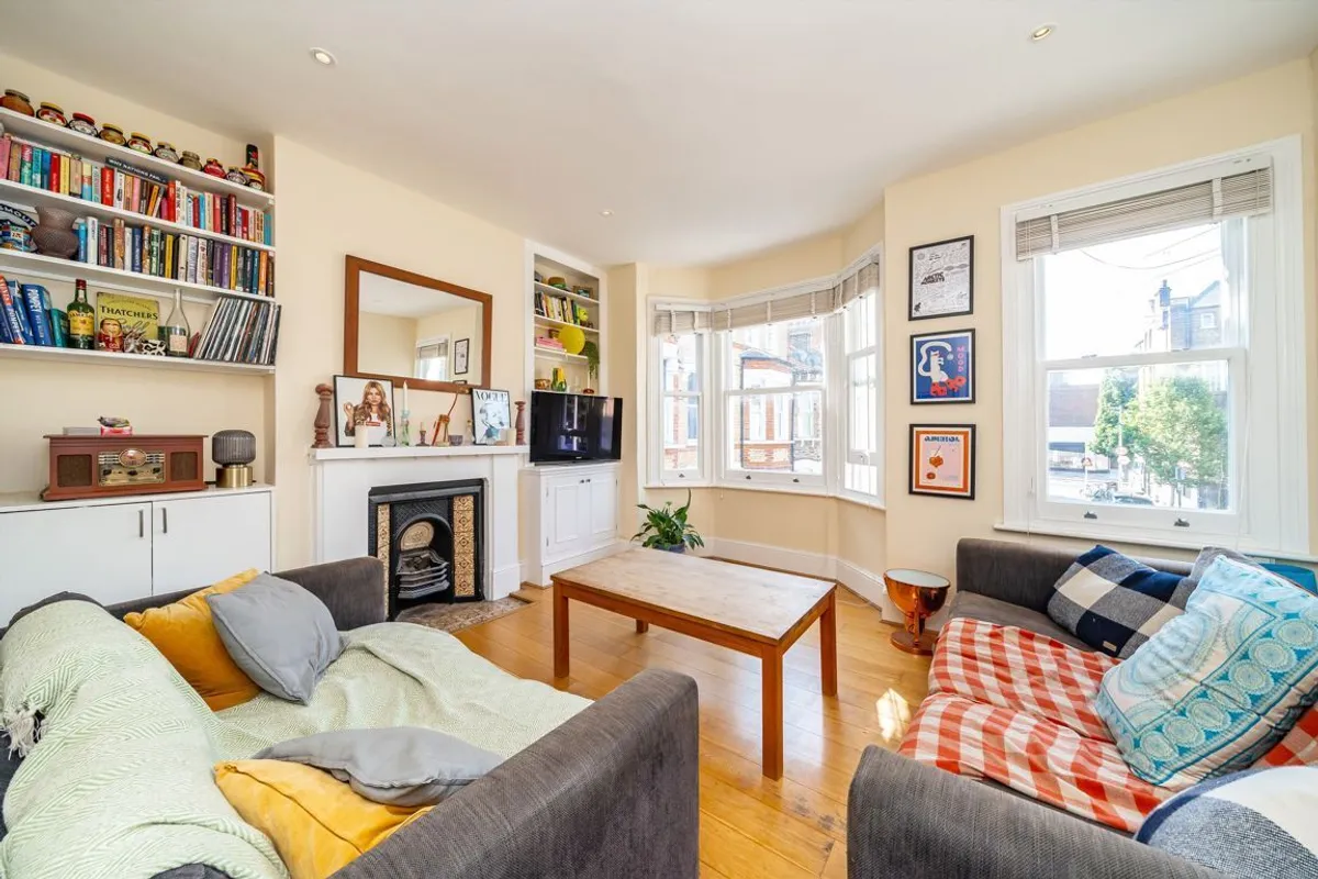 Flat Mossbury Road in Greater London