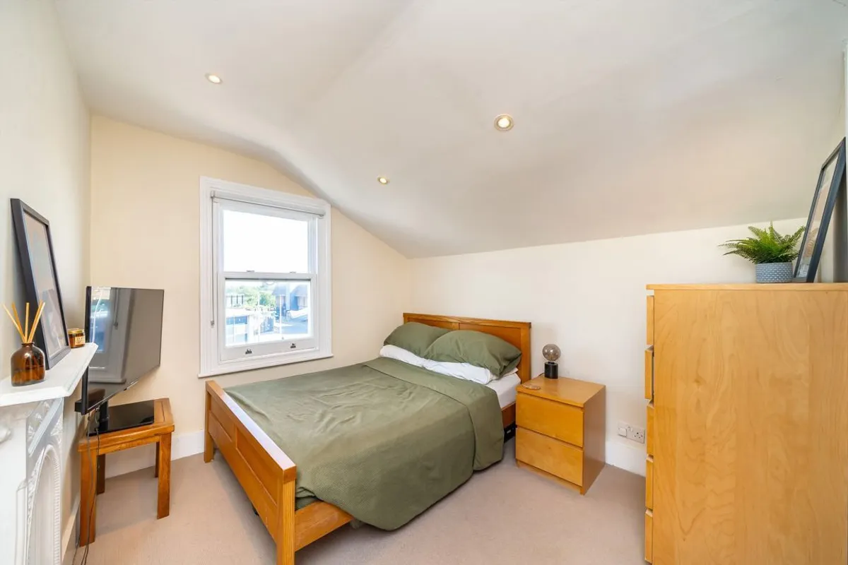Flat Mossbury Road in Greater London
