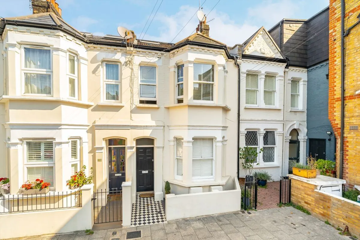 Flat Mossbury Road in Greater London