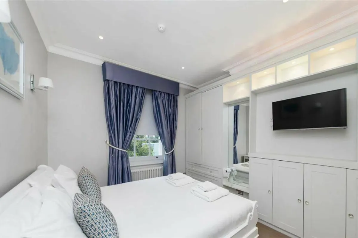 Flat Cathcart Road in Greater London