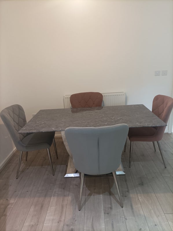 Room Crescent Road in Farnworth
