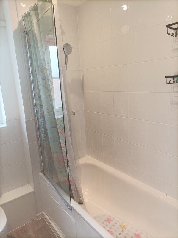 Room Crescent Road in Farnworth