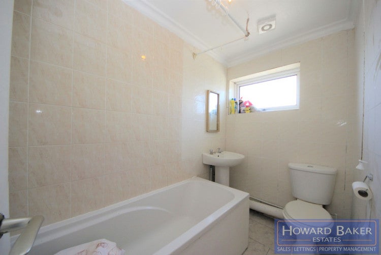 Flat Llanover Road in Greater London