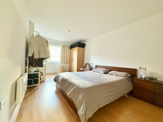 Flat Long Lane in Greater London