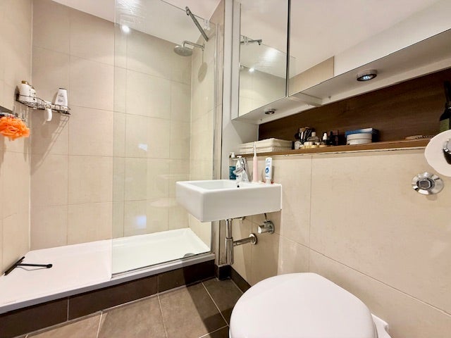 Flat Long Lane in Greater London