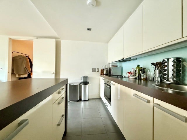 Flat Long Lane in Greater London
