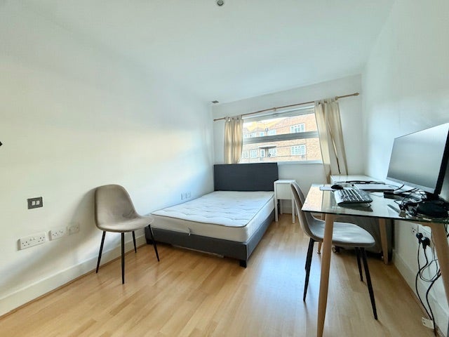 Flat Long Lane in Greater London