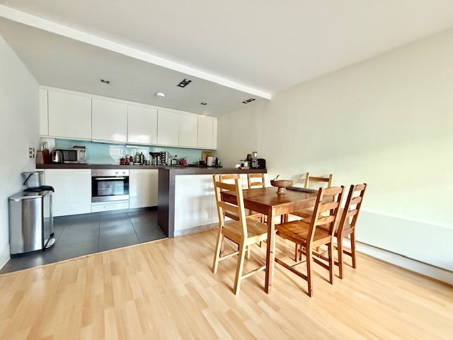 Flat Long Lane in Greater London