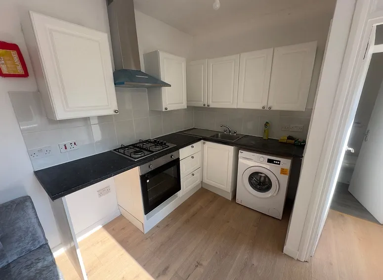Flat Hewitt Road in Greater London