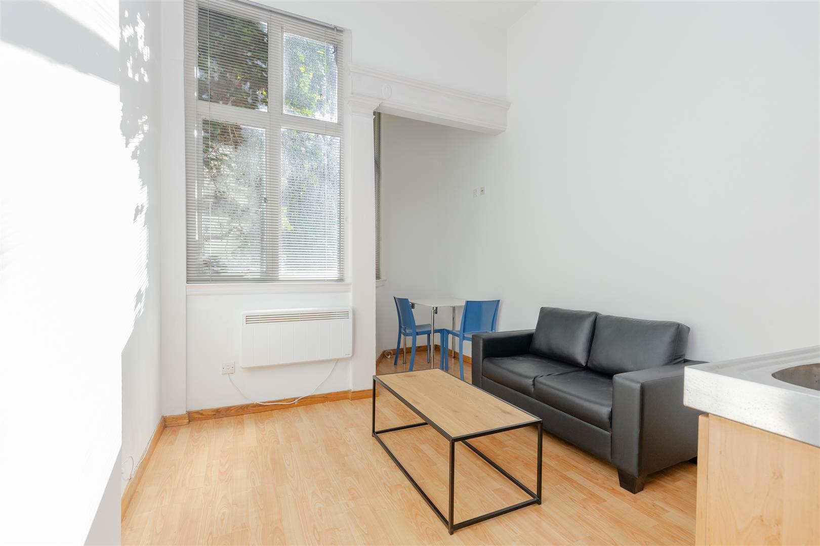 Flat Linden Gardens in Greater London