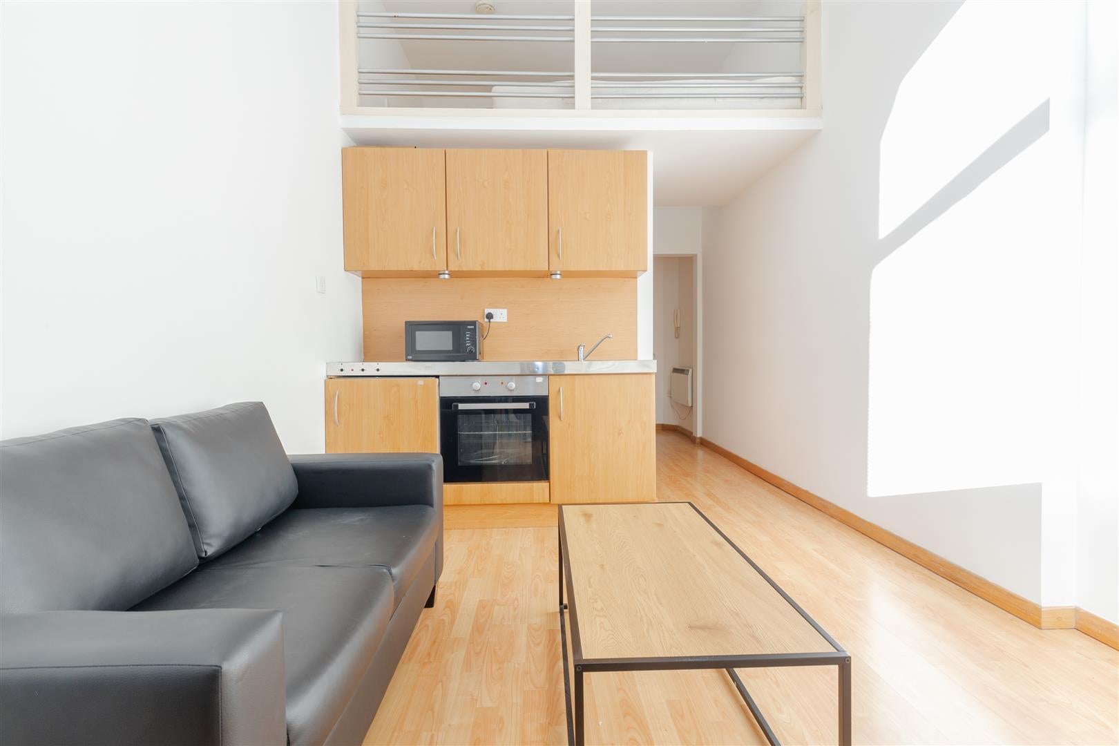 Flat Linden Gardens in Greater London