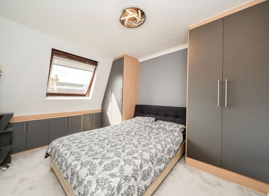 Flat Greyhound Road in Greater London