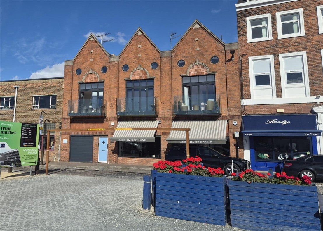 Flat Humber Place in Hull