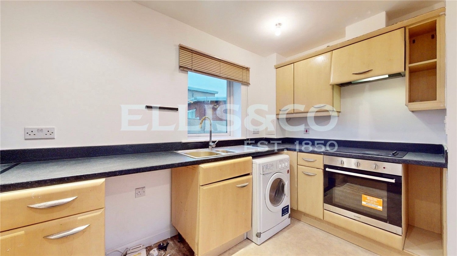 Flat Wellspring Crescent in Greater London