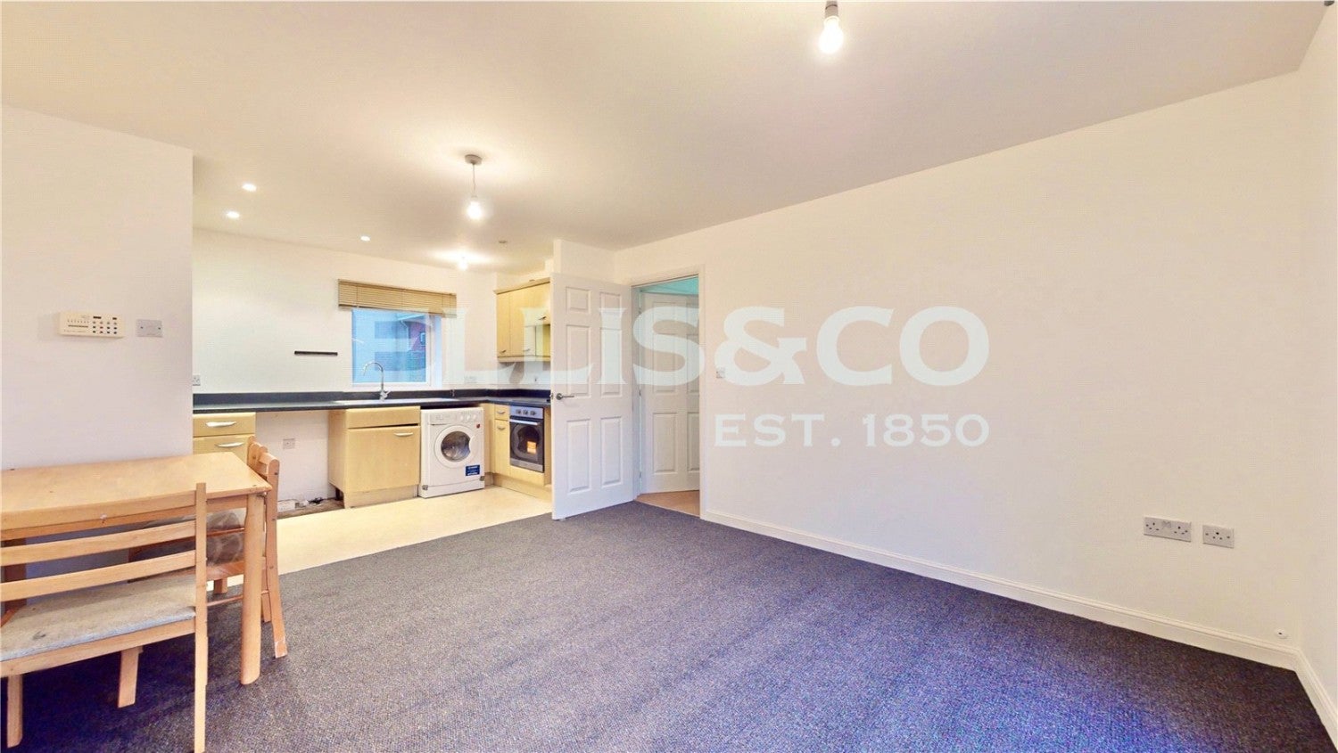 Flat Wellspring Crescent in Greater London