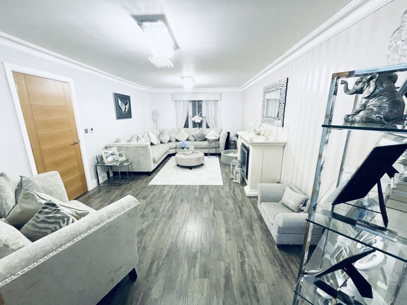 Room Hansom Way in Mid Sussex