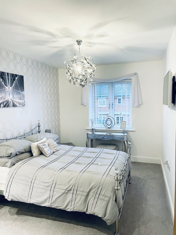Room Hansom Way in Mid Sussex