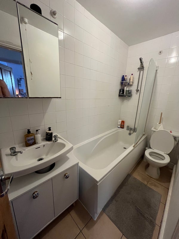 Room Eden Road in Greater London