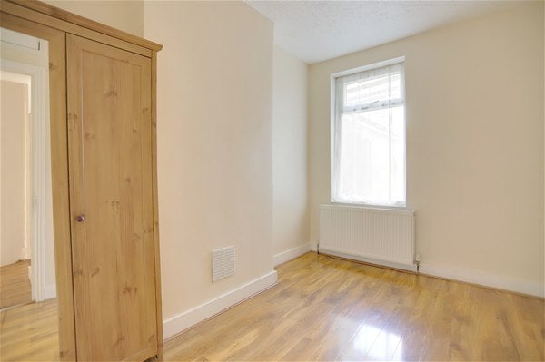 Flat Candler Street in Greater London