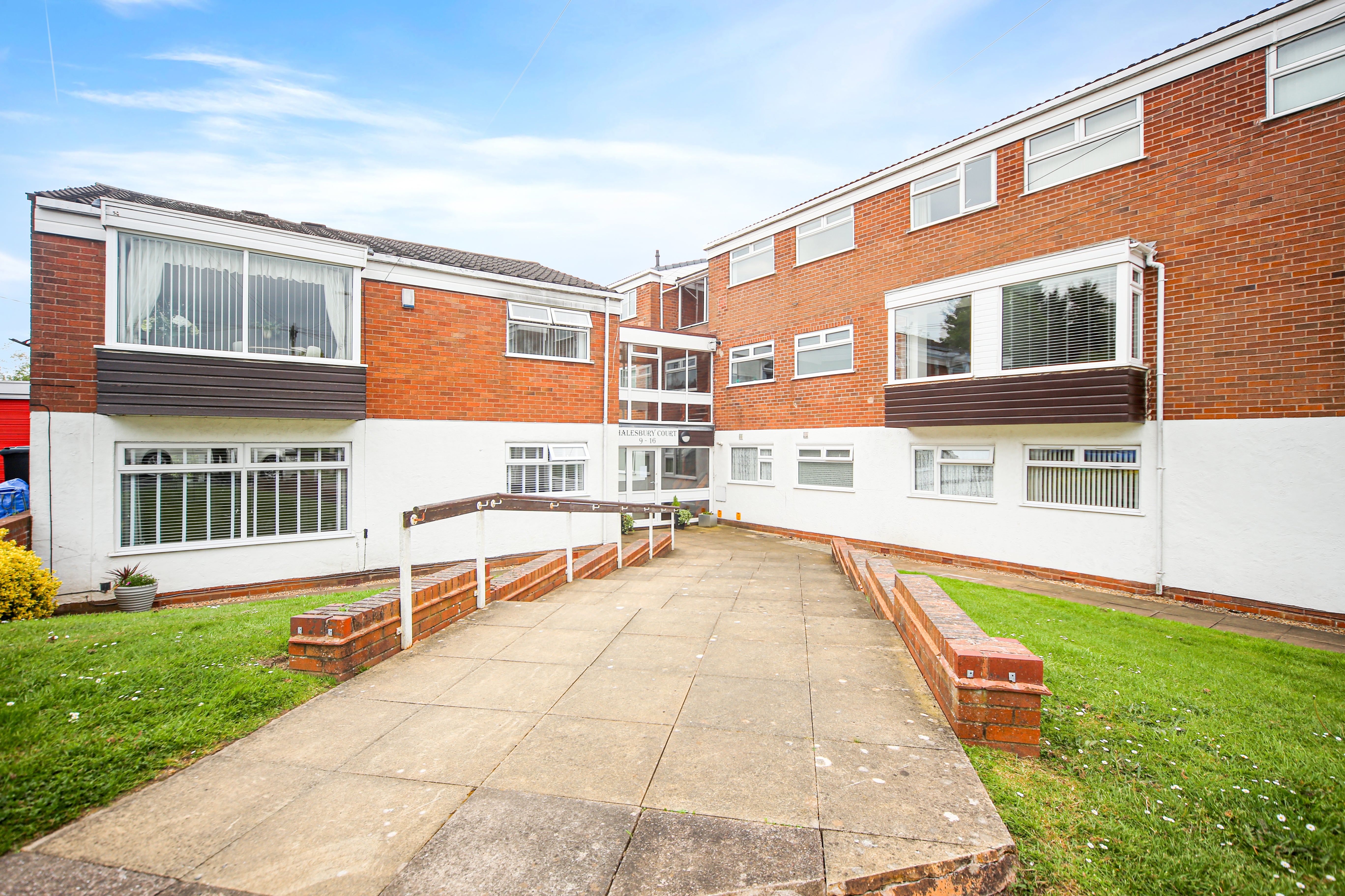 Flat Halesbury Court in Halesowen