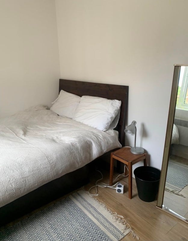 Room Enfield Road in Greater London