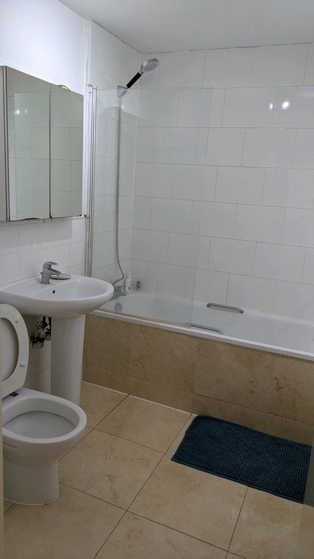 Room Enfield Road in Greater London
