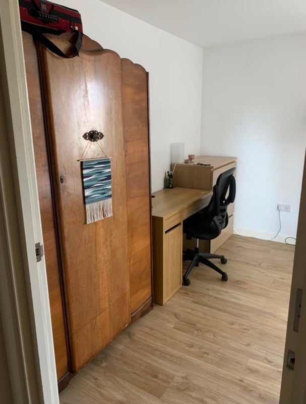 Room Enfield Road in Greater London
