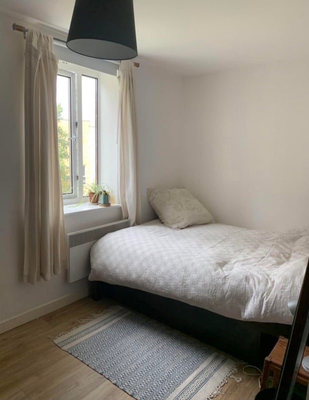 Room Enfield Road in Greater London
