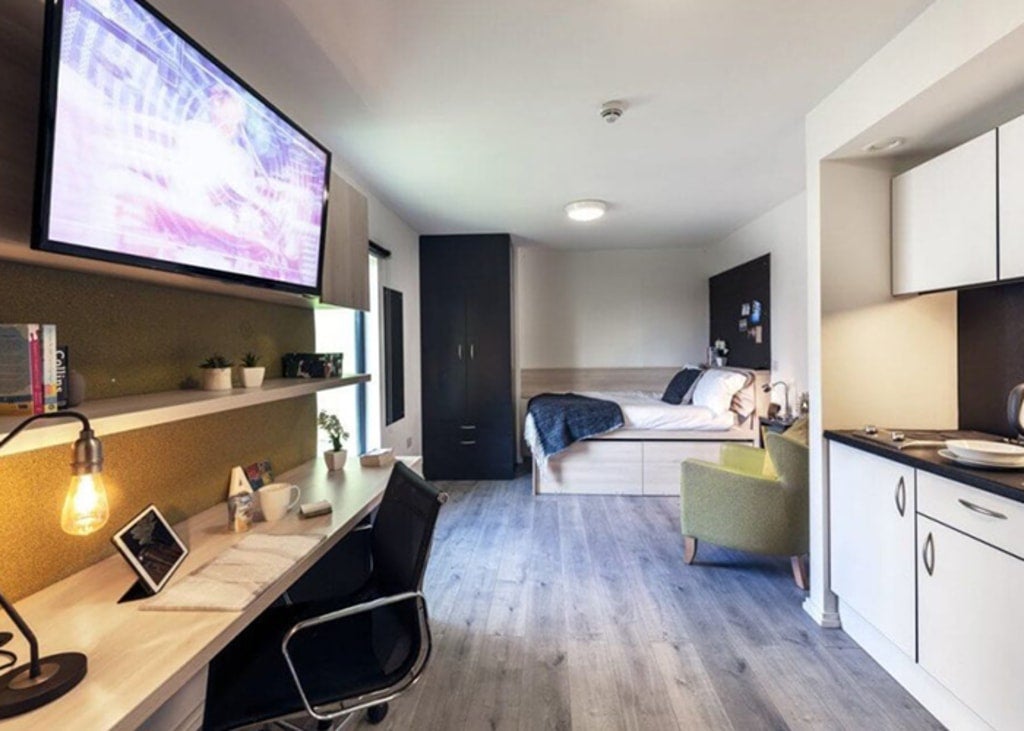 Flat Portal Way in Greater London
