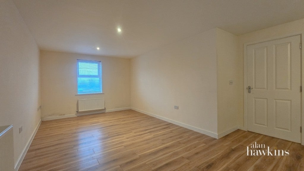 Flat Cloatley Crescent in Royal Wootton Bassett
