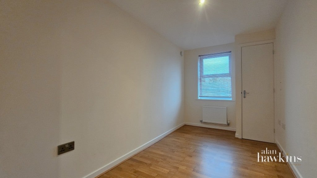 Flat Cloatley Crescent in Royal Wootton Bassett