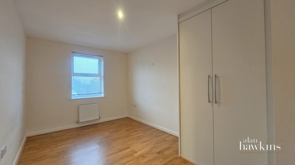 Flat Cloatley Crescent in Royal Wootton Bassett