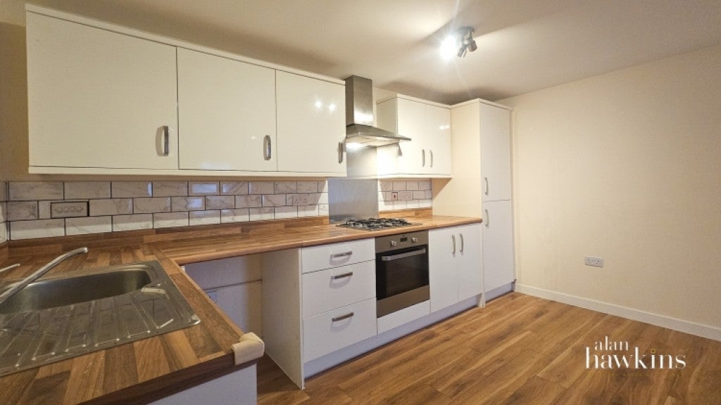 Flat Cloatley Crescent in Royal Wootton Bassett