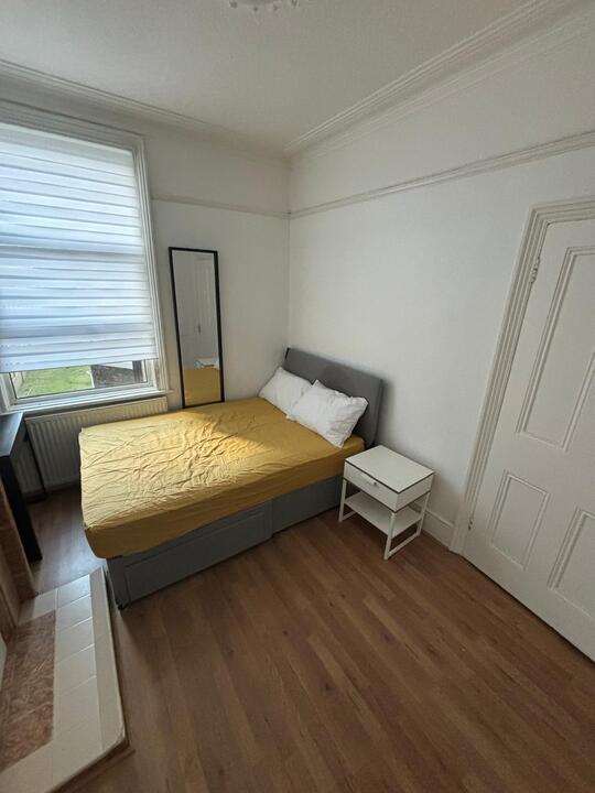 Room Fairland Road in London