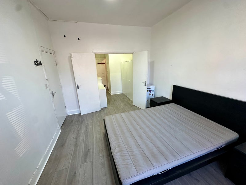 Room Shaftesbury Road in Greater London