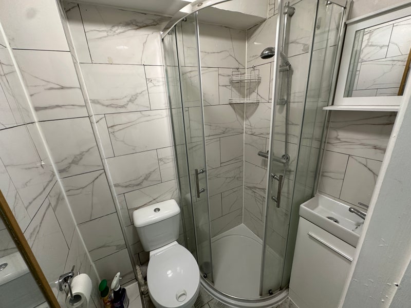 Room Shaftesbury Road in Greater London