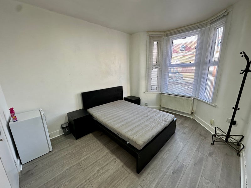 Room Shaftesbury Road in Greater London