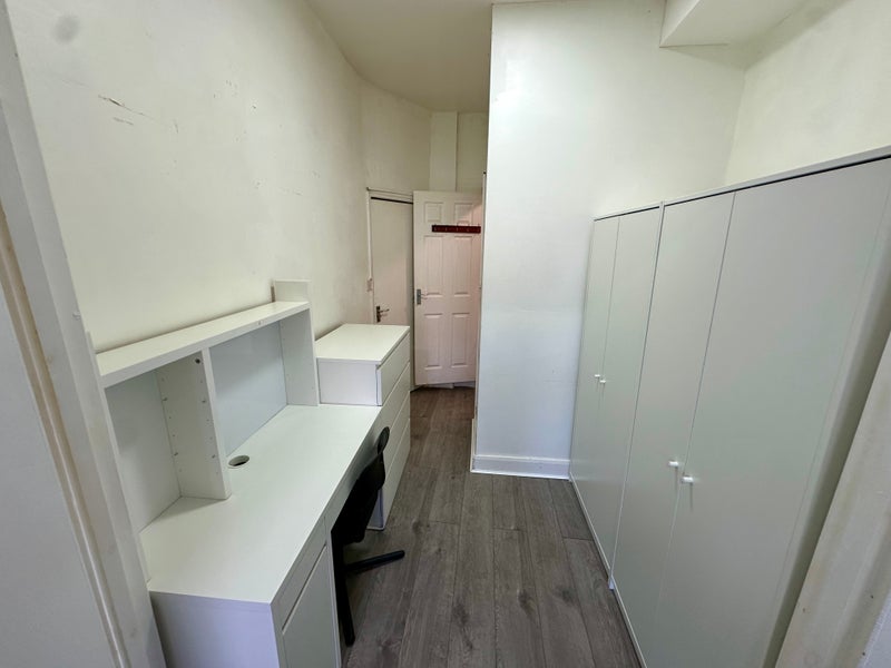 Room Shaftesbury Road in Greater London