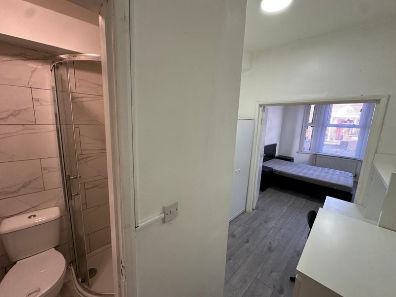 Room Shaftesbury Road in Greater London