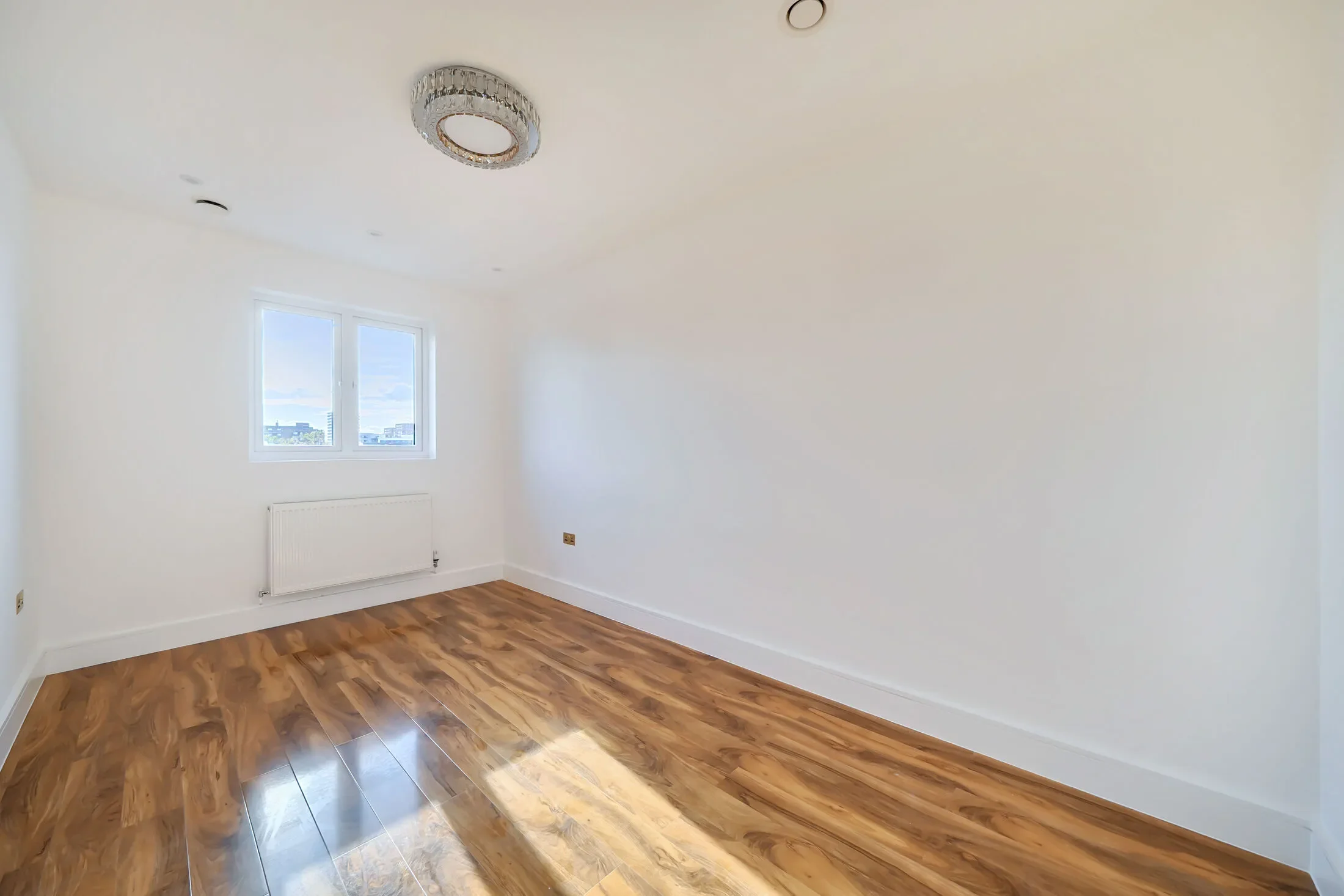 Flat Cobham Road in Greater London