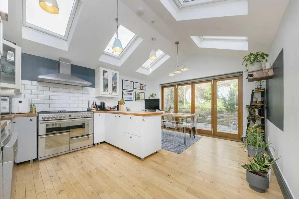Flat Gleneldon Road in Greater London