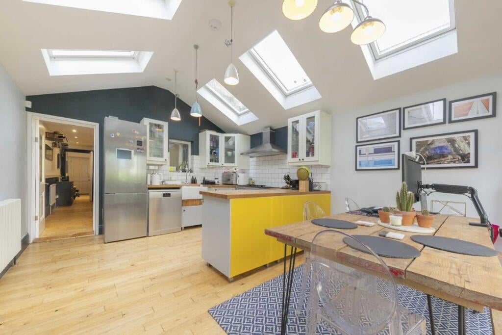 Flat Gleneldon Road in Greater London