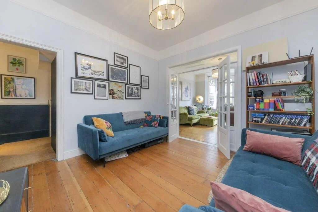 Flat Gleneldon Road in Greater London