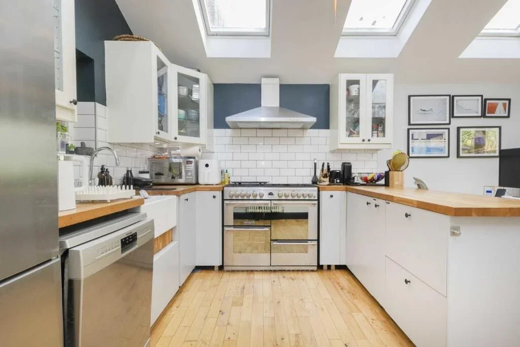 Flat Gleneldon Road in Greater London