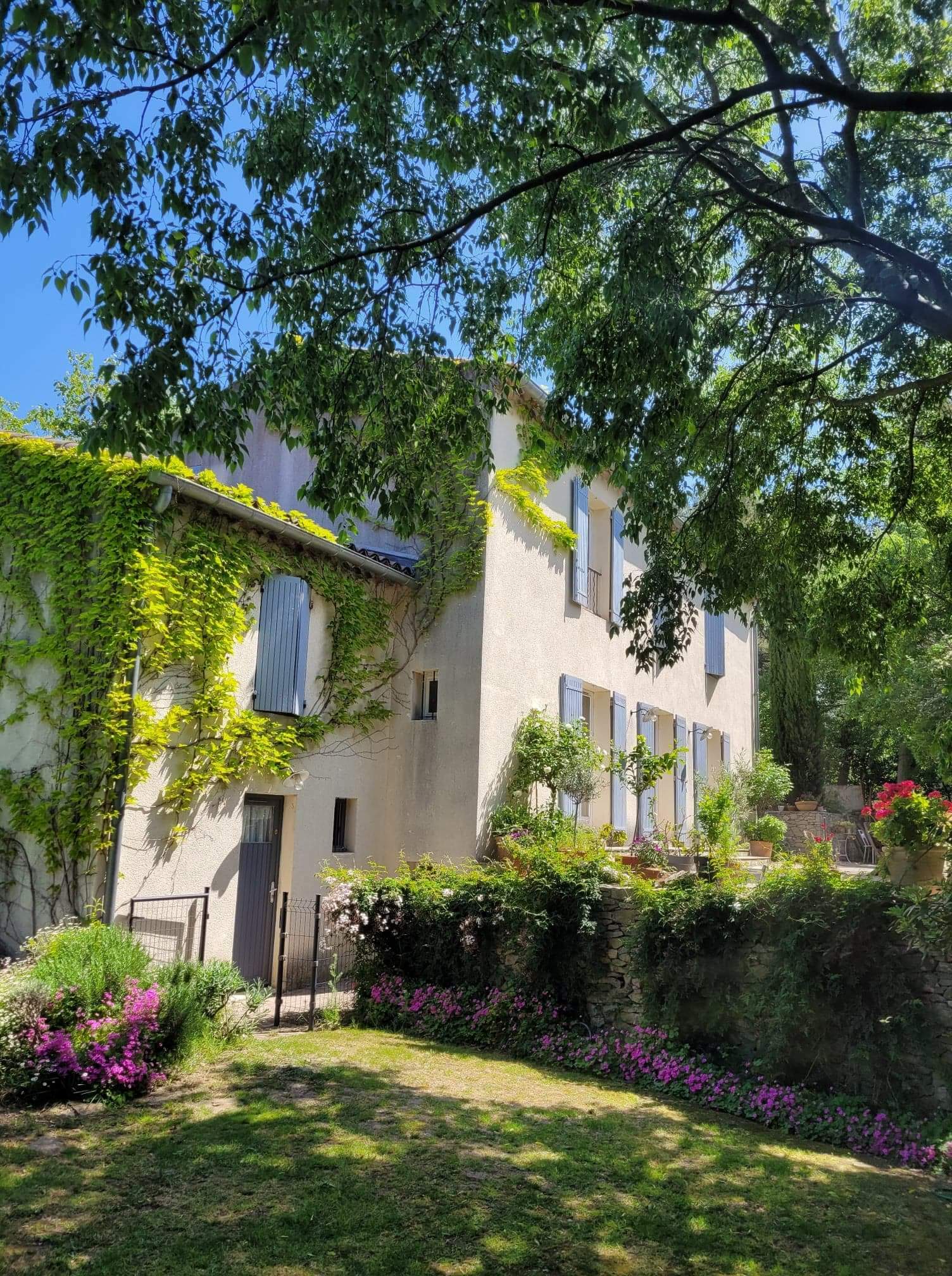 Chambre Place Paul Valery à Nîmes